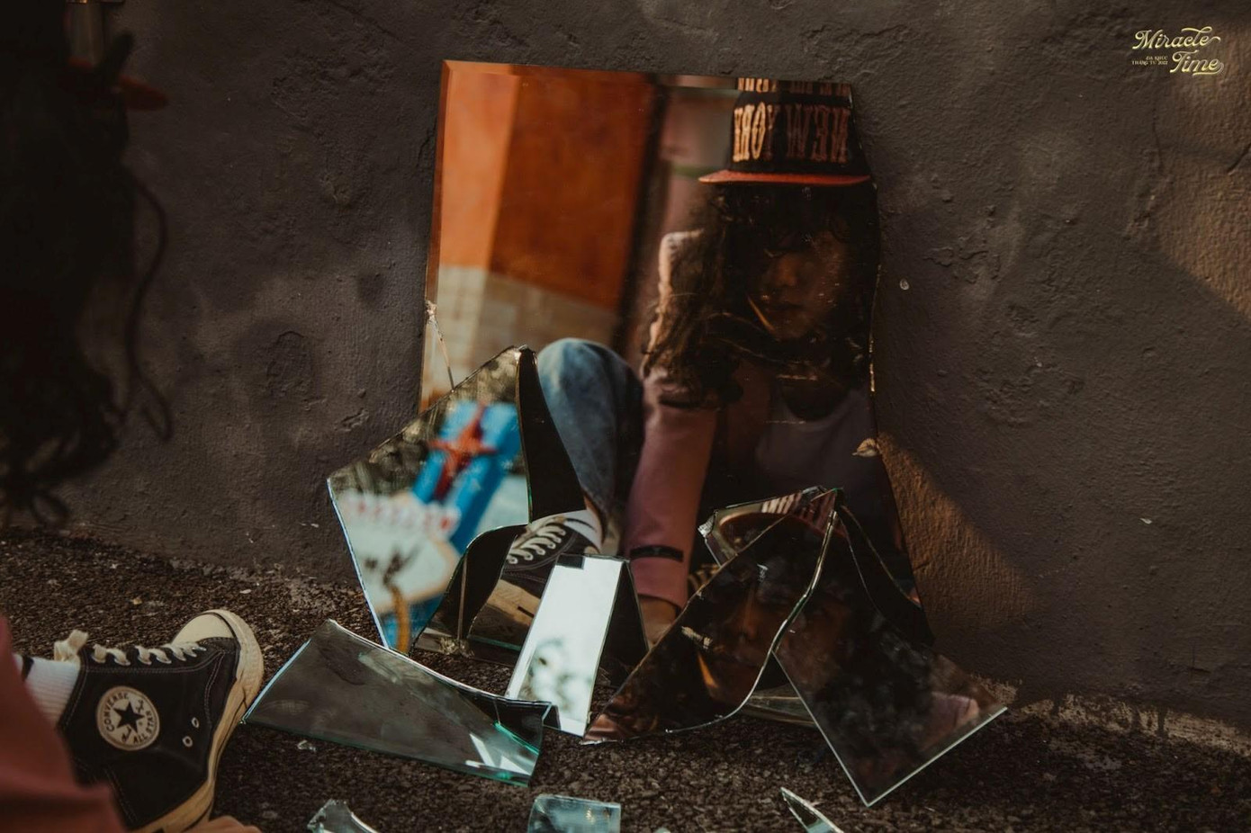 Niềm tin dập tắt, “nhân vật” hóa thành kẻ điên cuồng thế giới hỗn loạn của mạch cảm xúc.