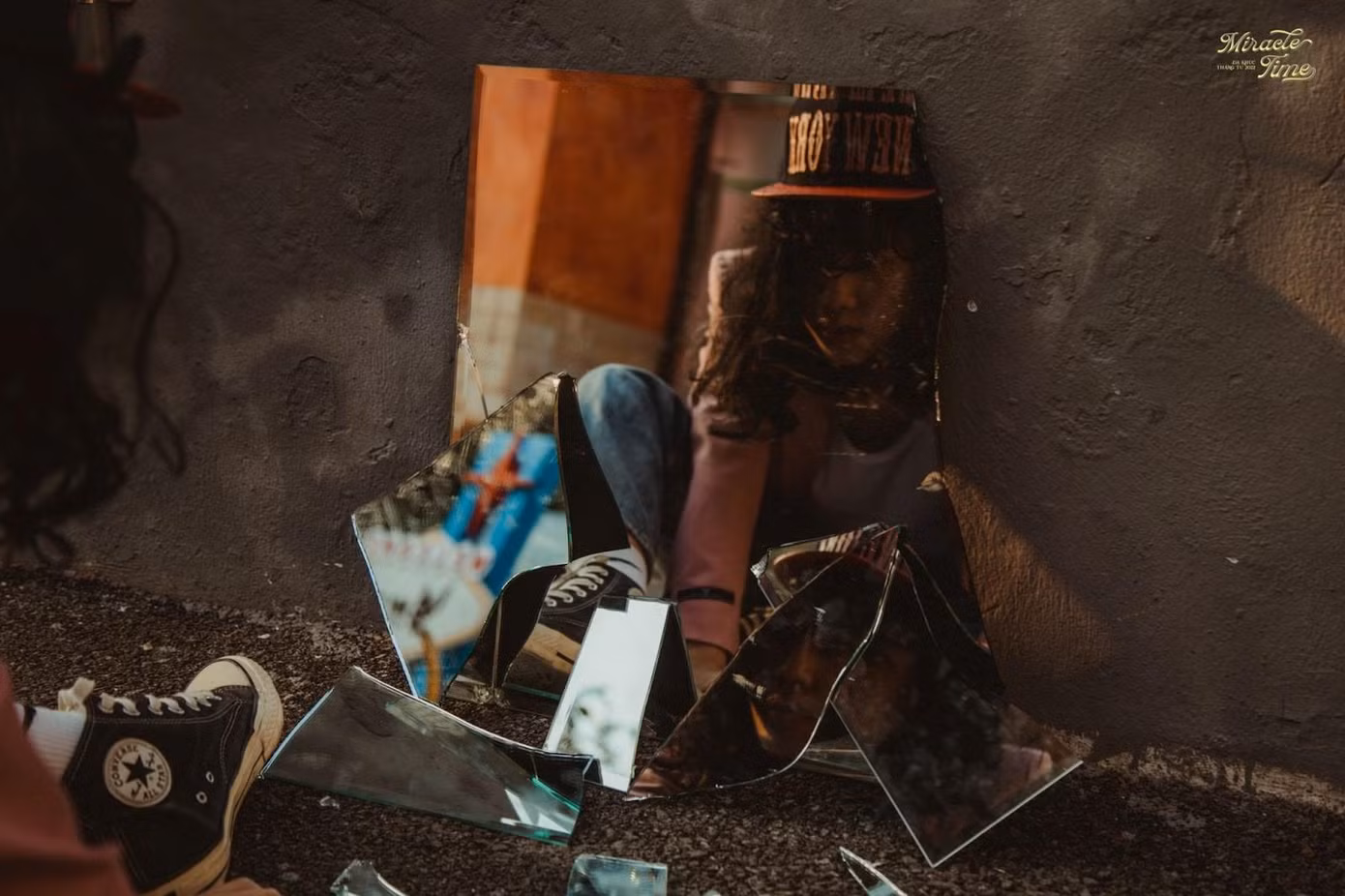 Niềm tin dập tắt, “nhân vật” hóa thành kẻ điên cuồng thế giới hỗn loạn của mạch cảm xúc. Niềm tin dập tắt, “nhân vật” hóa thành kẻ điên cuồng thế giới hỗn loạn của mạch cảm xúc.