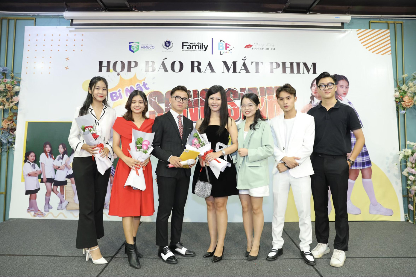 Phương Hà (ngoài cùng bên trái) tham gia Họp báo ra mắt phim. Phương Hà (ngoài cùng bên trái) tham gia Họp báo ra mắt phim.