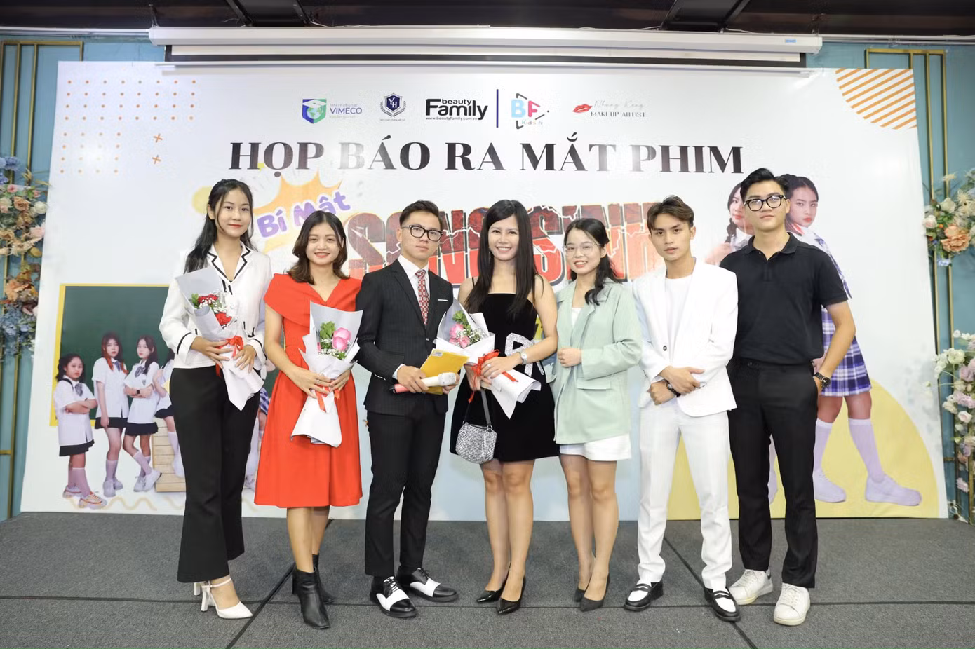 Phương Hà (ngoài cùng bên trái) tham gia Họp báo ra mắt phim. Phương Hà (ngoài cùng bên trái) tham gia Họp báo ra mắt phim.