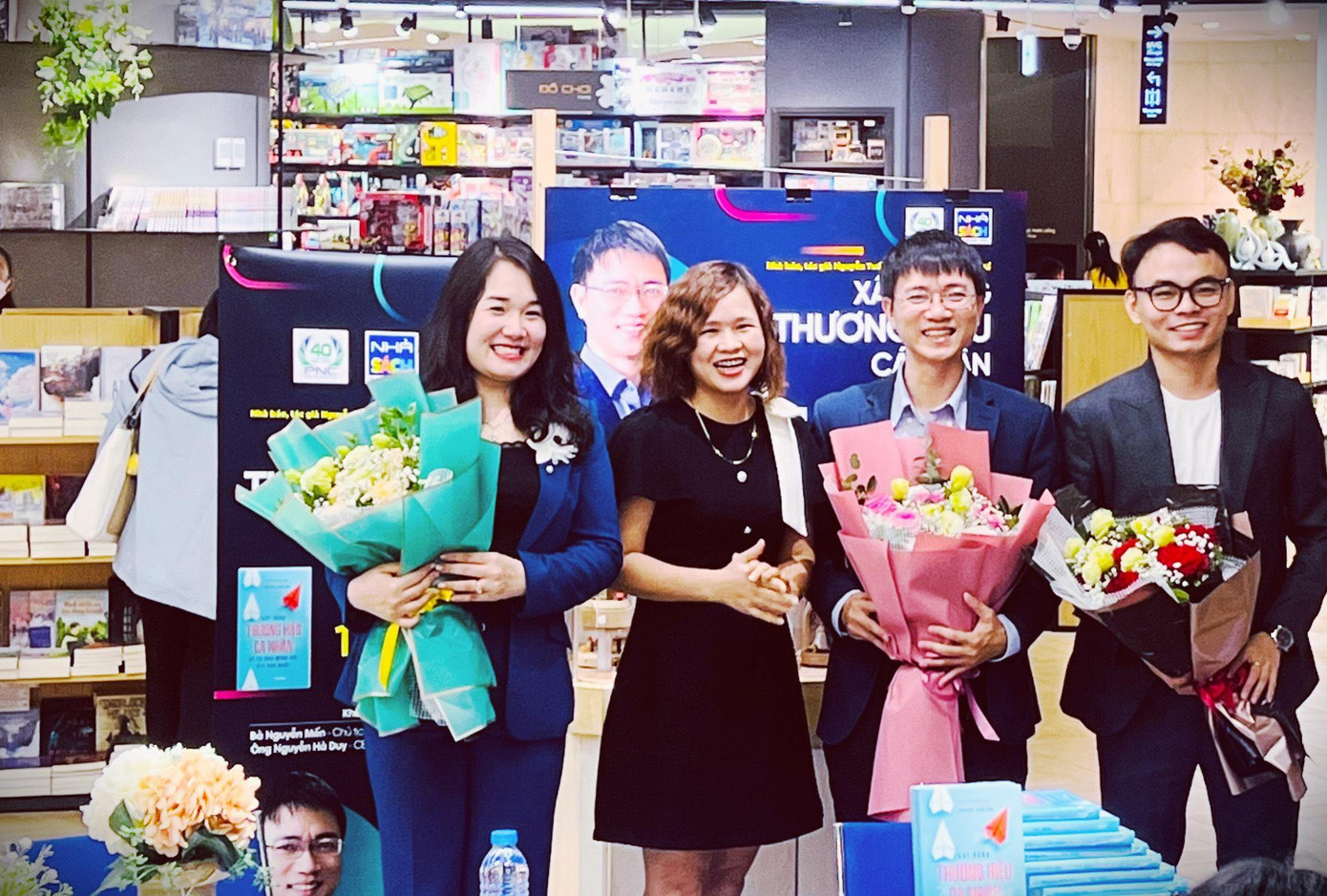 Chị Nguyễn Thị Nguyệt (thứ hai từ trái qua) – Giám đốc Phương Nam chi nhánh Hà Nội - tặng hoa cảm ơn các diễn giả đã tham gia chương trình. Chị Nguyễn Thị Nguyệt (thứ hai từ trái qua) – Giám đốc Phương Nam chi nhánh Hà Nội - tặng hoa cảm ơn các diễn giả đã tham gia chương trình.