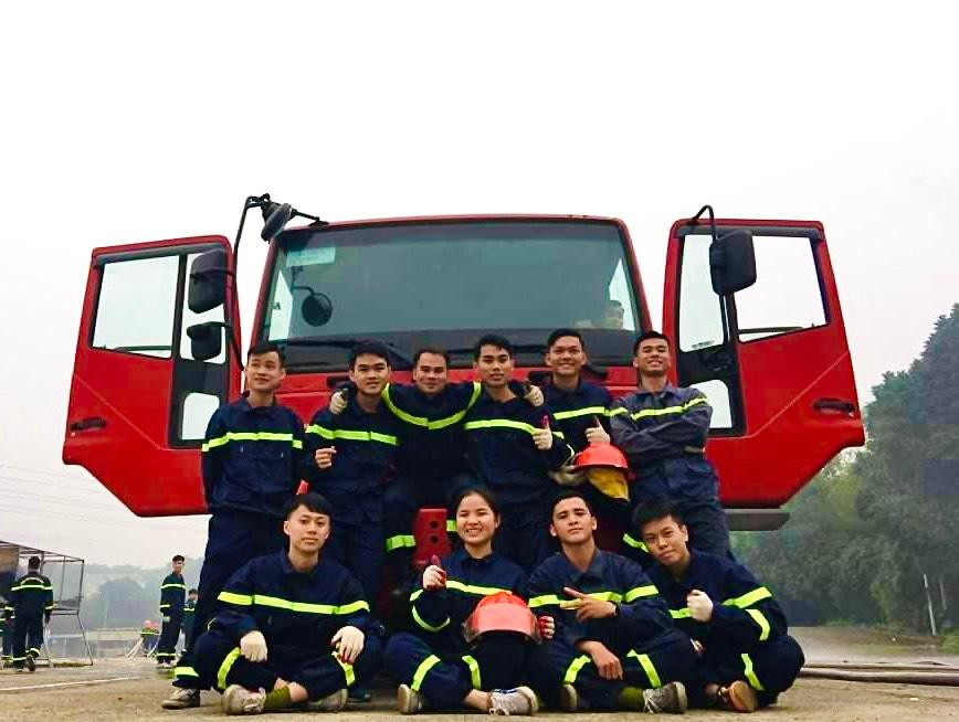 Lê Dung cùng các bạn tại buổi học thực hành ngoài trời. Lê Dung cùng các bạn tại buổi học thực hành ngoài trời.