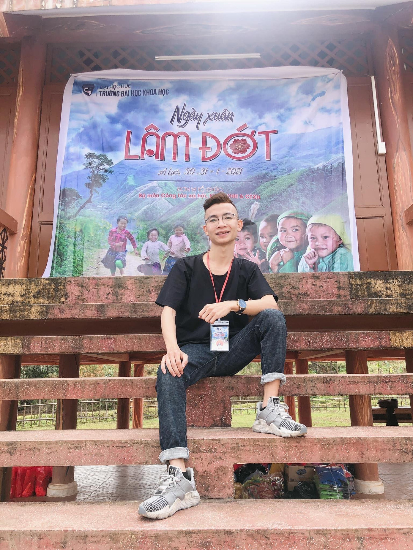 Nam sinh Đại học Khoa học Huế trong chuyến đi tình nguyện tại xã Lâm Đớt, huyện A Lưới, tỉnh Thừa Thiên Huế.