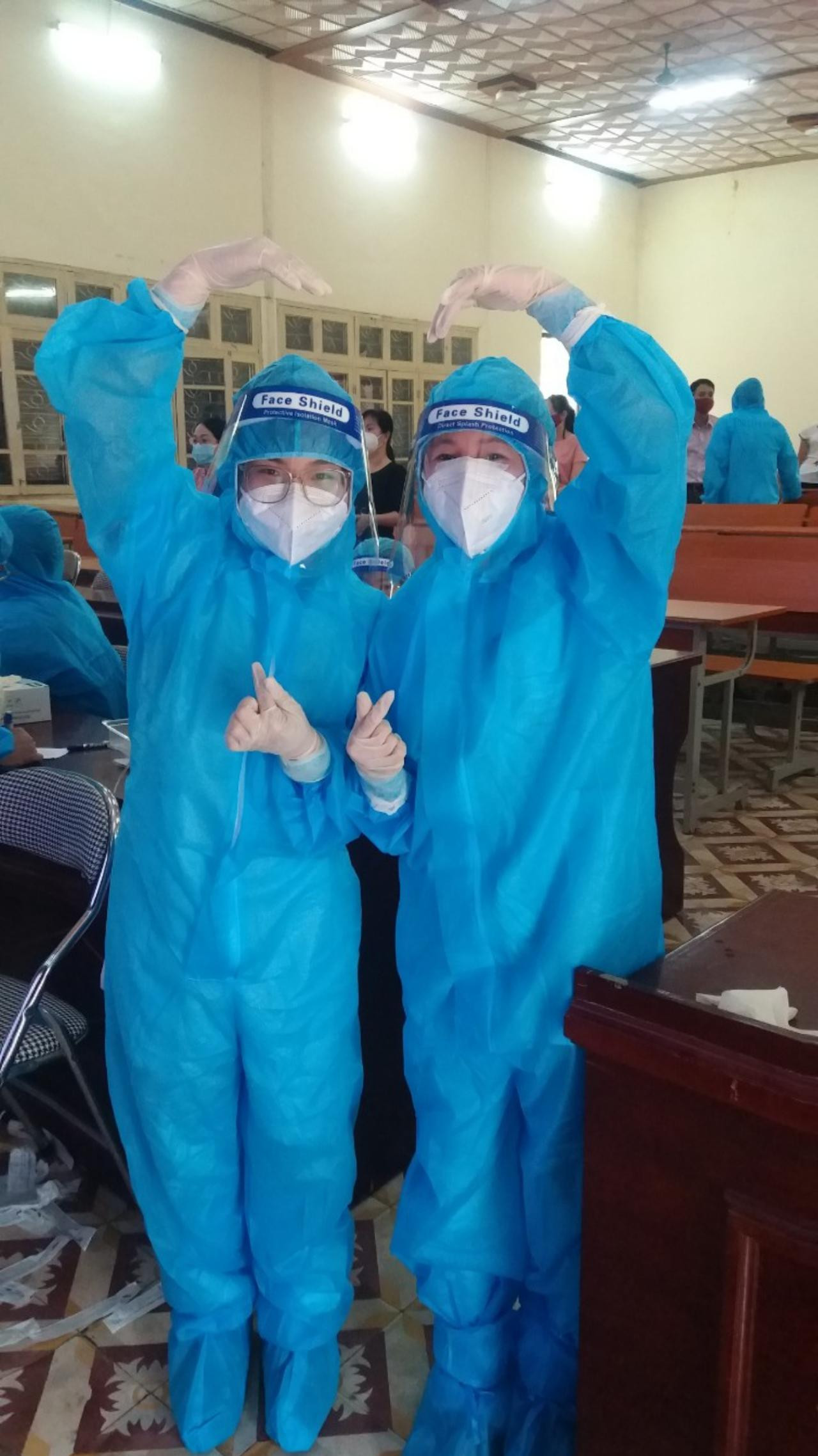 Thu Trang cùng các bạn sinh viên tình nguyện tham gia hỗ trợ phòng chống dịch COVID - 19.