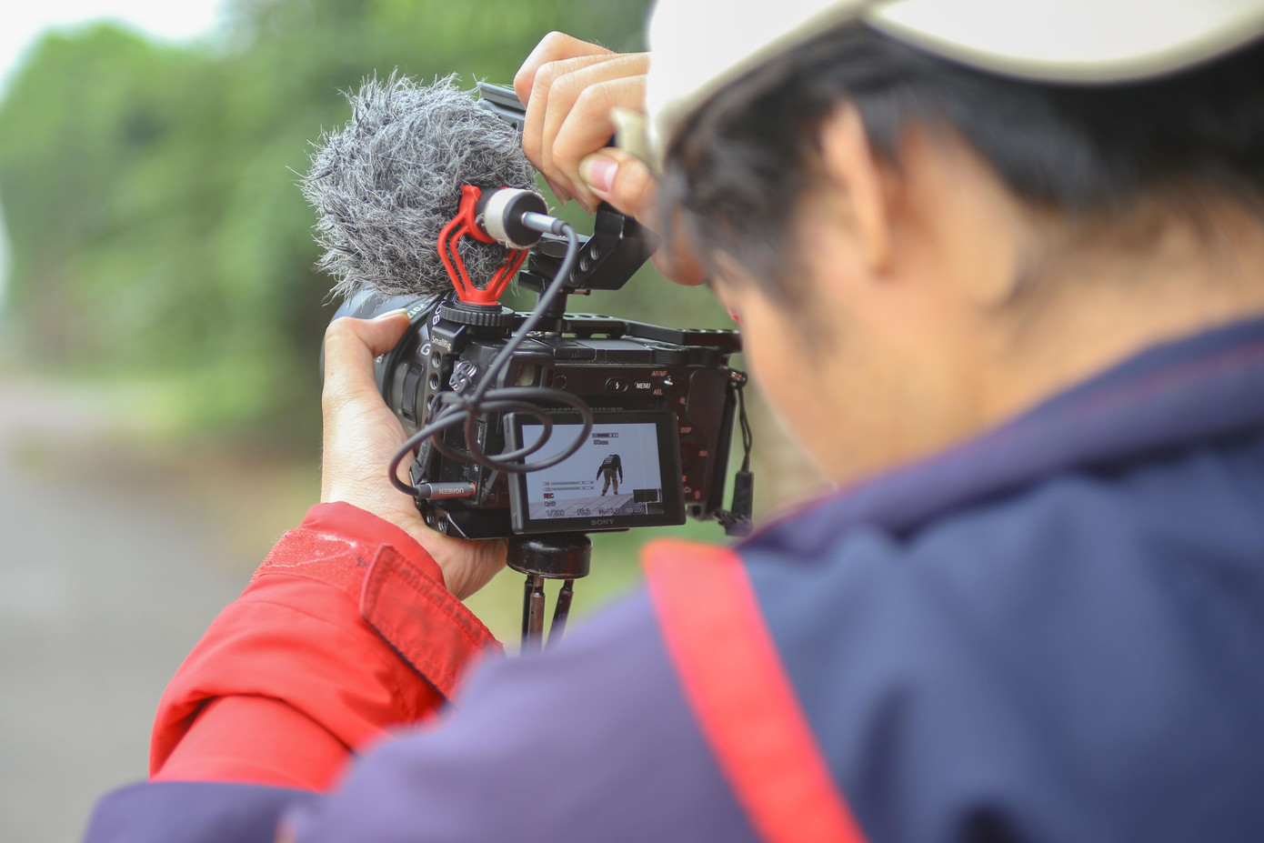 Đan Nguyễn ghi lại những hình ảnh về trượt ván để phát triển kênh thông tin.