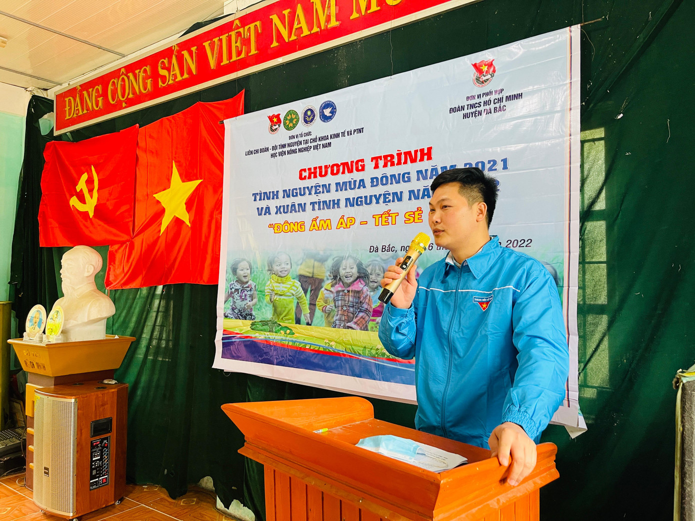 Đồng chí Đinh Hồng Quang, Ủy viên Ban Thường vụ Huyện đoàn Đà Bắc phát biểu cảm ơn đoàn công tác. Đồng chí Đinh Hồng Quang, Ủy viên Ban Thường vụ Huyện đoàn Đà Bắc phát biểu cảm ơn đoàn công tác.