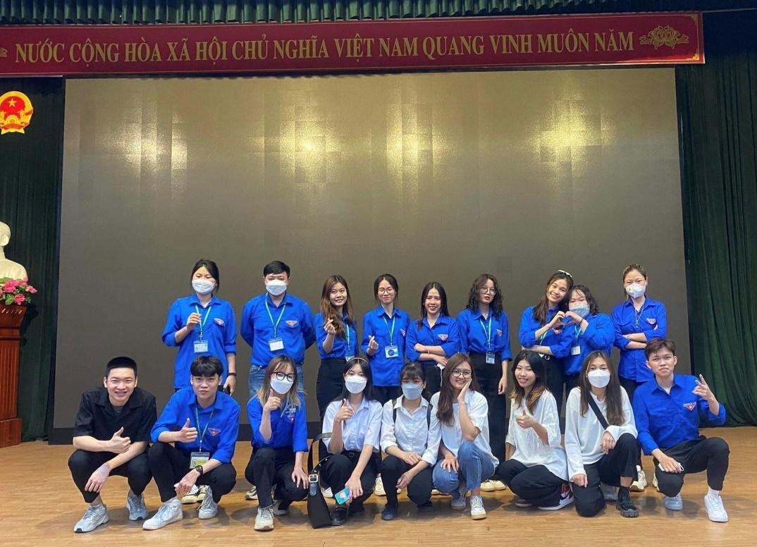 Danh Đạo (hàng dưới, ngoài cùng từ bên phải) đội phó đội Sinh viên tình nguyện. Danh Đạo (hàng dưới, ngoài cùng từ bên phải) đội phó đội Sinh viên tình nguyện.