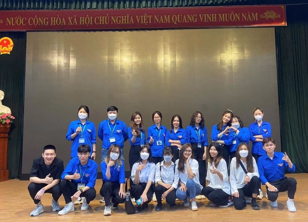 Danh Đạo (hàng dưới, ngoài cùng từ bên phải) đội phó đội Sinh viên tình nguyện.