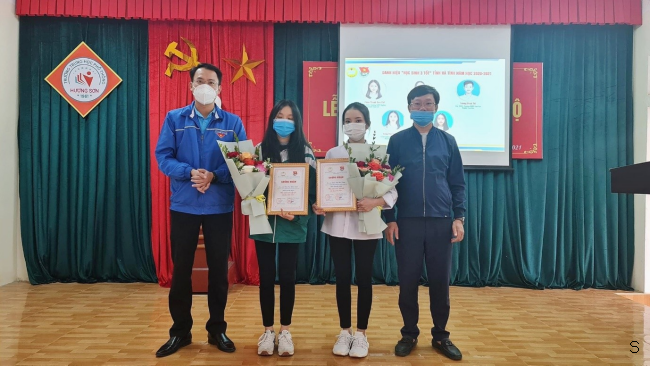 Hà Trang nhận danh hiệu “Học sinh 3 tốt” cấp tỉnh.