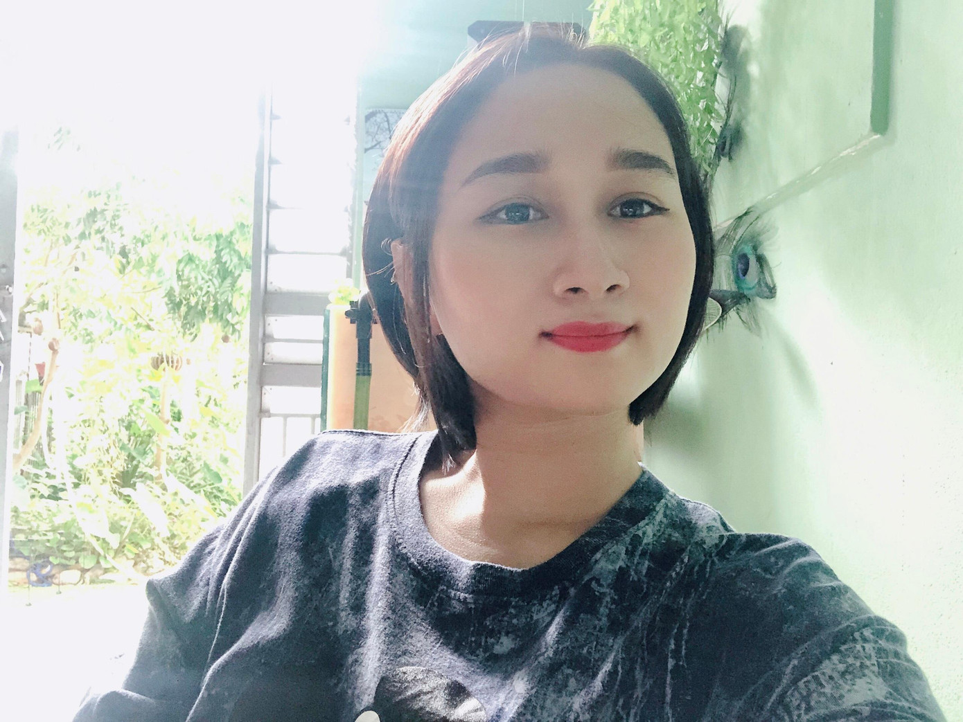 Chị Minh Anh cảm thấy rất hài lòng với bộ tóc ngắn của mình. Chị Minh Anh cảm thấy rất hài lòng với bộ tóc ngắn của mình.