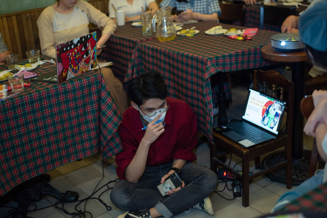 “Người lạ bàn chuyện quen” – một dự án truyền thông nơi người trẻ nói tiếng yêu văn hóa theo cách riêng của mình. “Người lạ bàn chuyện quen” – một dự án truyền thông nơi người trẻ nói tiếng yêu văn hóa theo cách riêng của mình.