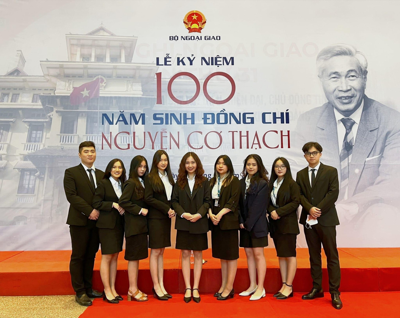 Thành viên CLB phục vụ Lễ kỷ niệm 100 năm ngày sinh đồng chí Nguyễn Cơ Thạch do Bộ Ngoại giao tổ chức.