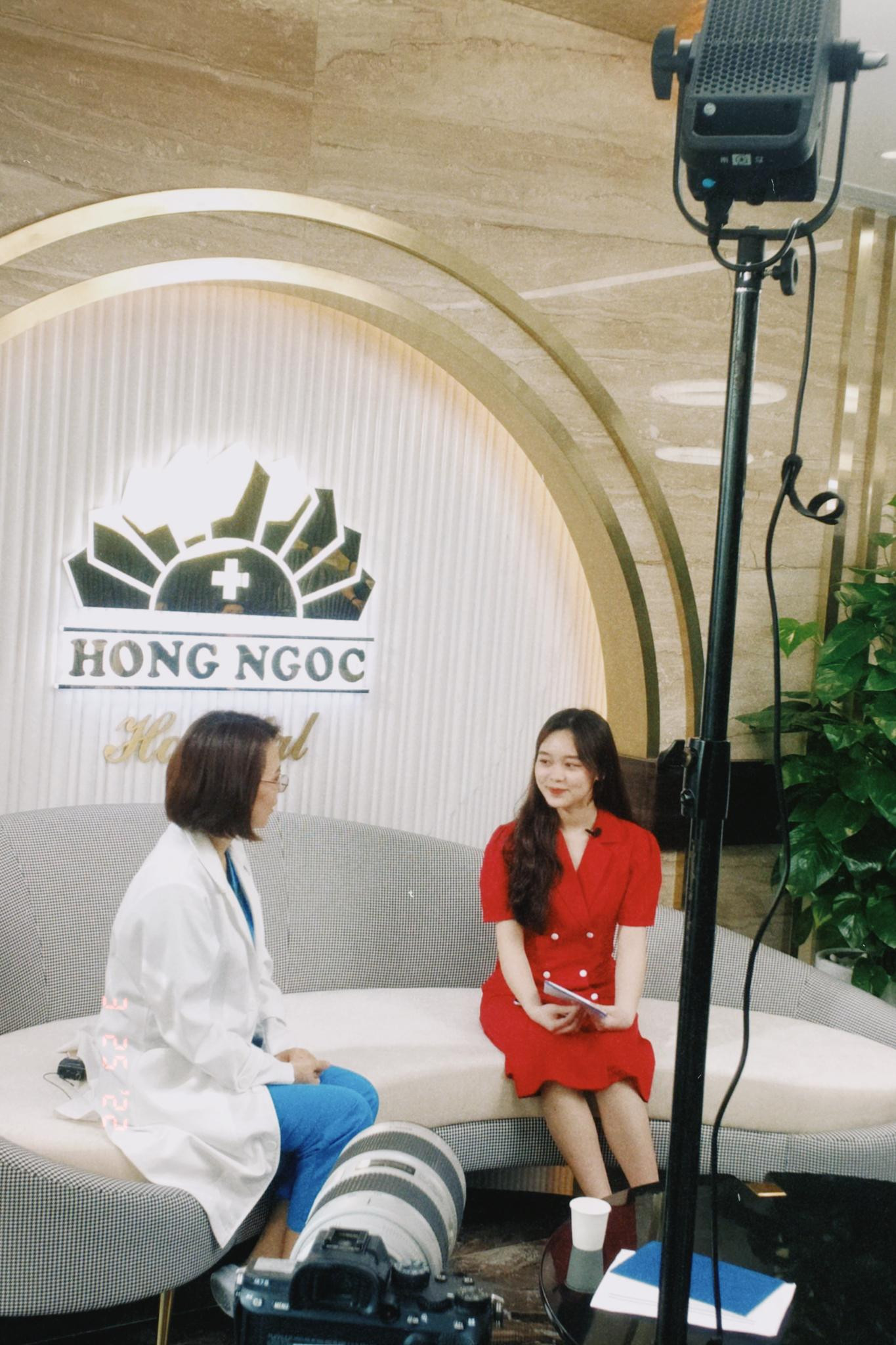 Hồng Ngọc nhận thêm các công việc dẫn chương trình, livestream trên mạng xã hội.