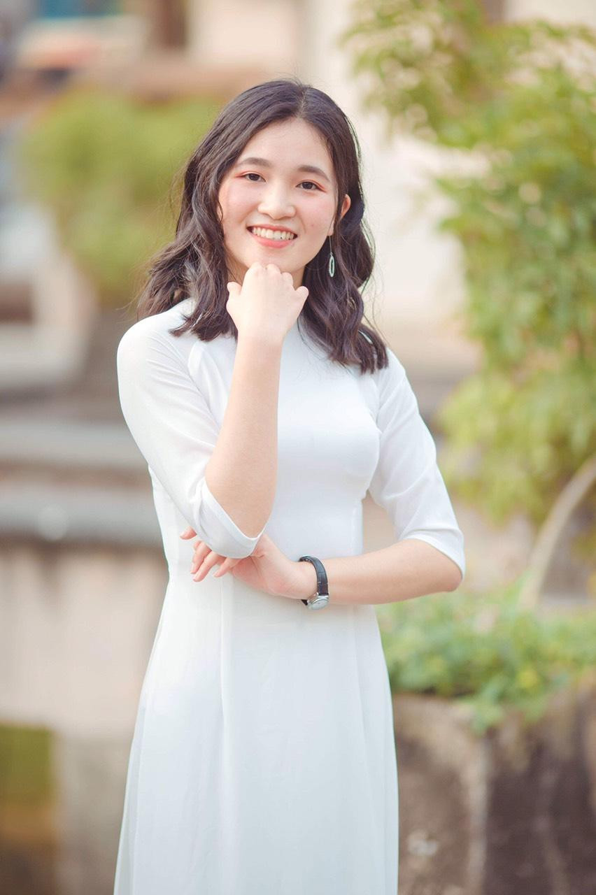 Lan Nhi - nữ sinh năm cuối Trường Đại học Ngoại thương Hà Nội. Lan Nhi - nữ sinh năm cuối Trường Đại học Ngoại thương Hà Nội.