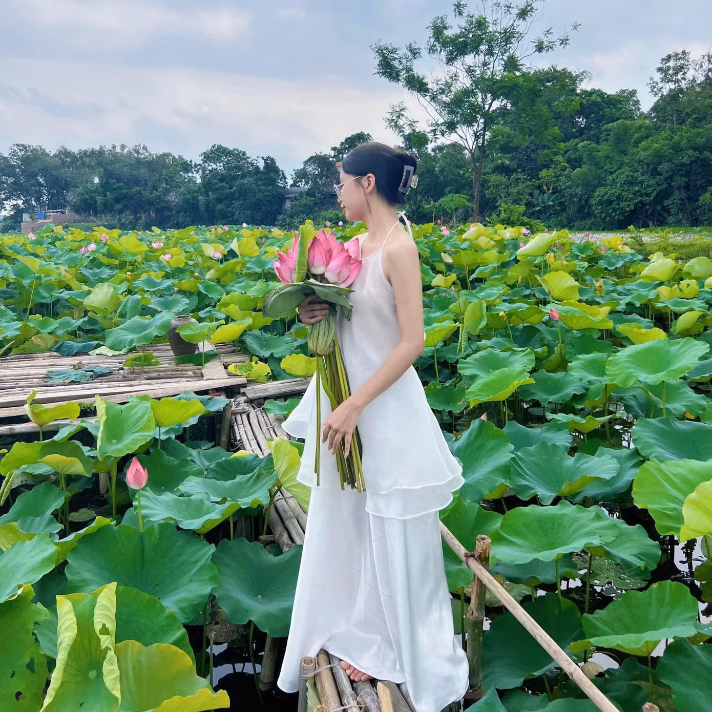 Thả dáng bên hồ sen cùng áo yếm, áo dài, nét duyên dáng của người con gái Việt được nhân lên gấp bội (Ảnh: Facebook Nguyet Anh).