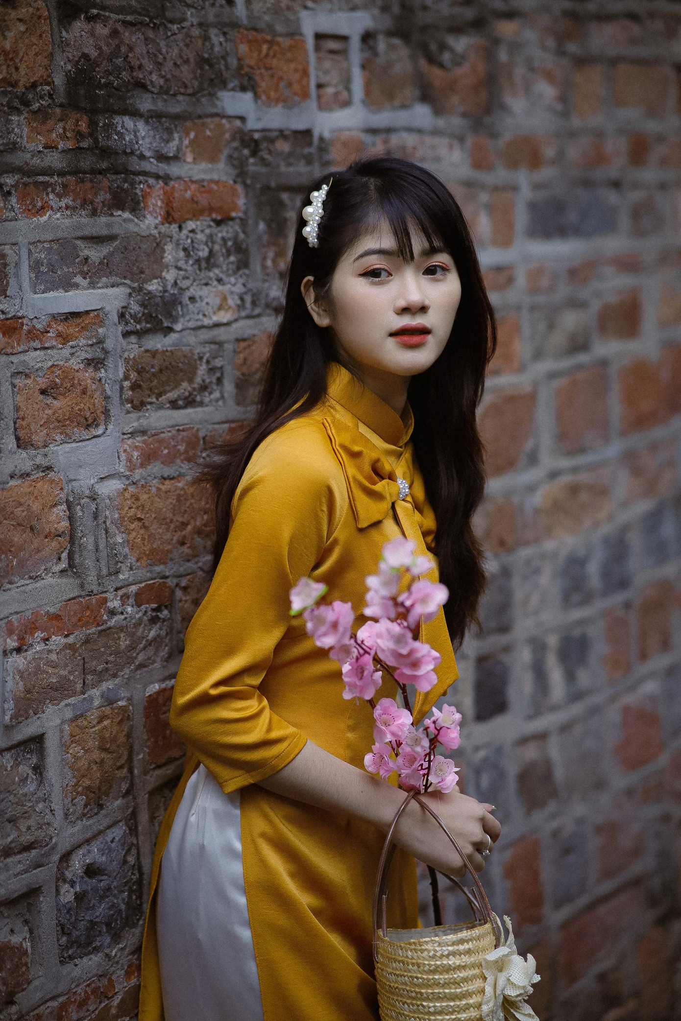 Trong tà áo dài cách tân vàng, Nguyễn Thị Thu thể hiện sức sống với khát vọng đón một năm mới bình an, hạnh phúc và thật nhiều ý nghĩa. Trong tà áo dài cách tân vàng, Nguyễn Thị Thu thể hiện sức sống với khát vọng đón một năm mới bình an, hạnh phúc và thật nhiều ý nghĩa.