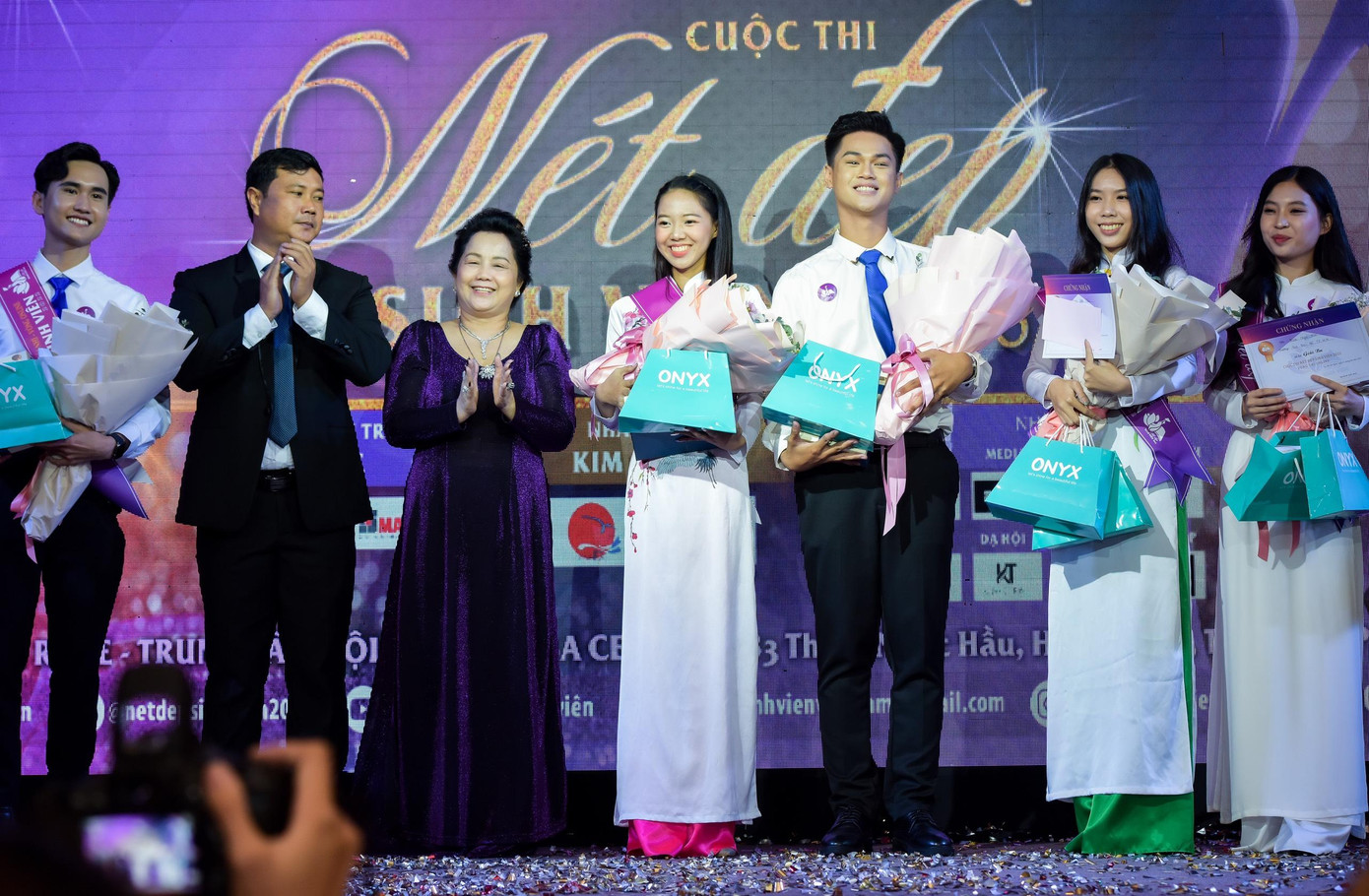 Không những xinh đẹp mà còn rất tài năng, vừa qua Cát Tường đã xuất sắc đạt giải Nhất trong cuộc thi Nét đẹp sinh viên online 2022 do Nhà văn hóa sinh viên và Truyền thông Sao tổ chức.