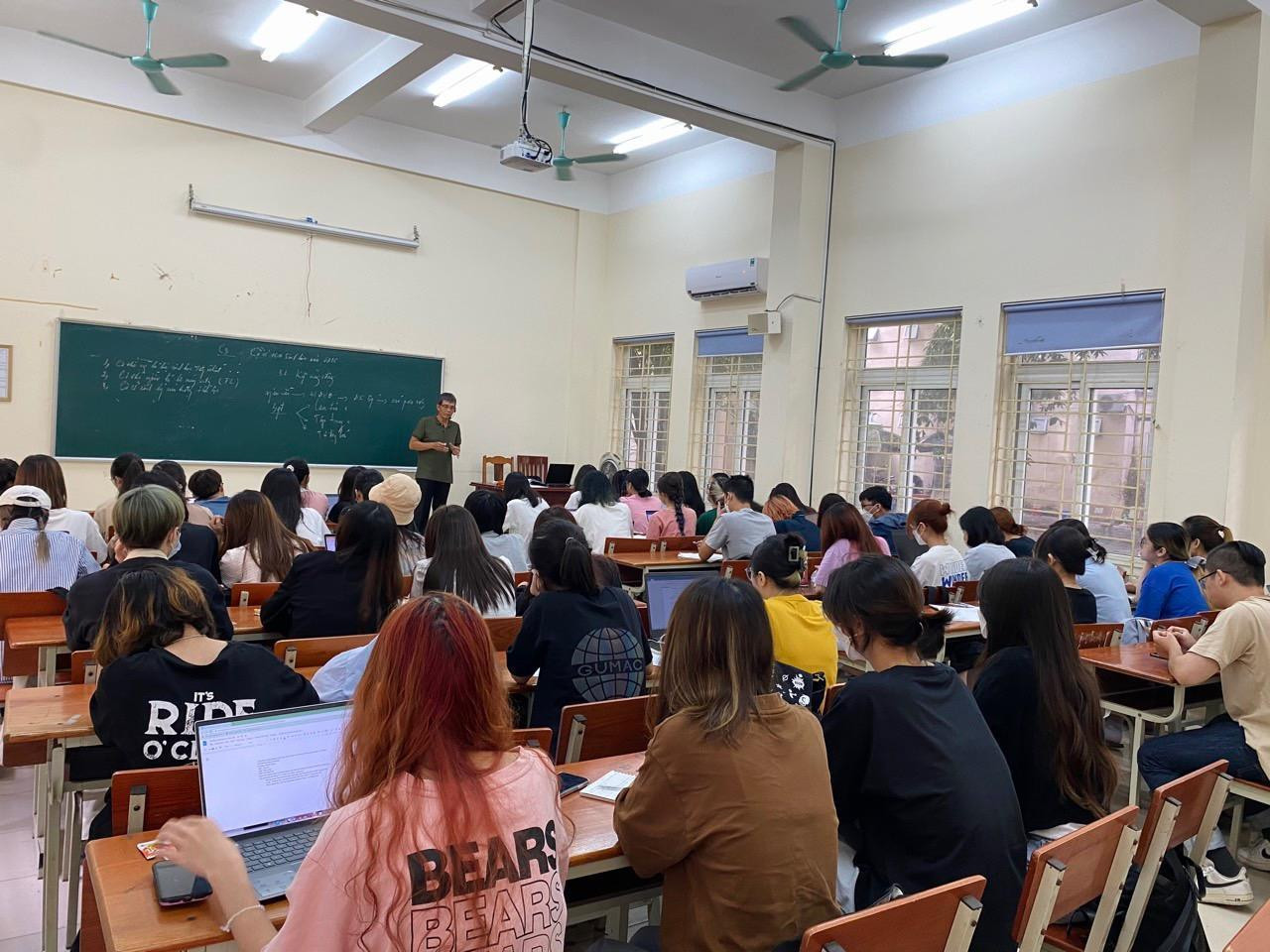 Thừa – thiếu giáo viên cục bộ gây ảnh hưởng đến tổ chức hoạt động giáo dục, tạo sức ép lên các nhà giáo đang làm việc. (Ảnh: Linh Chi)