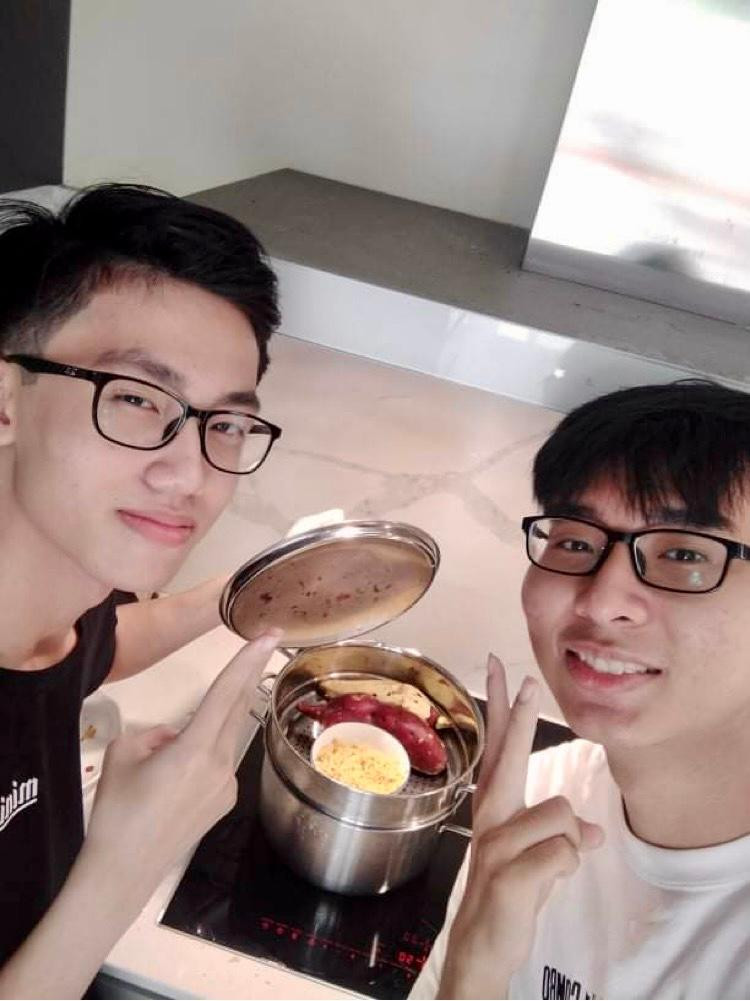 Ở nước Mỹ xa xôi, Anh Khoa cũng đang nhớ về mùa Trung thu năm ngoái khi lần đầu tiên tự tay làm bánh. Ở nước Mỹ xa xôi, Anh Khoa cũng đang nhớ về mùa Trung thu năm ngoái khi lần đầu tiên tự tay làm bánh.