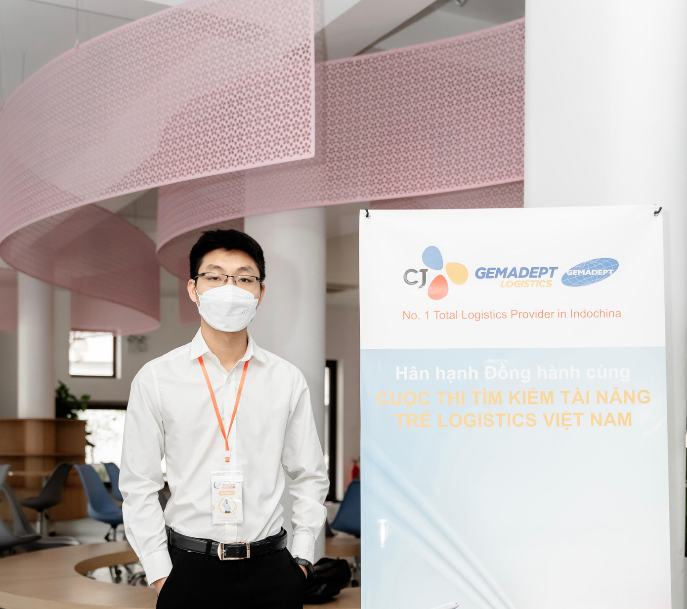 Lê Công Hoan vào TP.HCM tham dự trận chung kết Tài năng trẻ Logistics Việt Nam. Lê Công Hoan vào TP.HCM tham dự trận chung kết Tài năng trẻ Logistics Việt Nam.