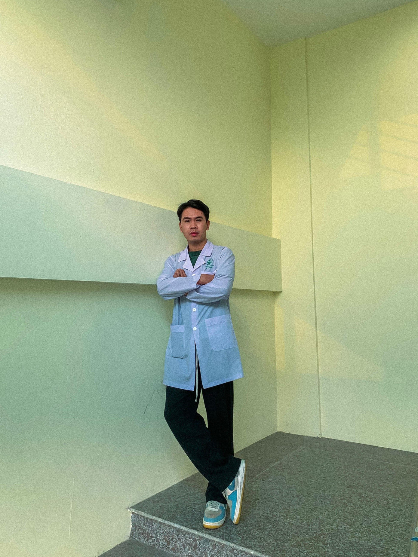 Trước khi khoác lên mình chiếc áo blouse Dược sĩ thì chàng trai này đã từng là người tạo ra những chiếc áo blouse ấy....