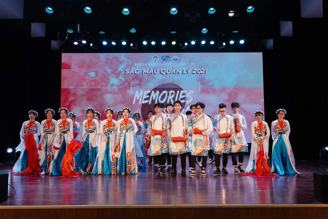 Huy tích cực tham gia hoạt động văn nghệ tại Khoa, Trường.