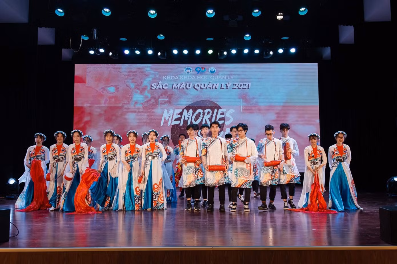 Huy tích cực tham gia hoạt động văn nghệ tại Khoa, Trường.