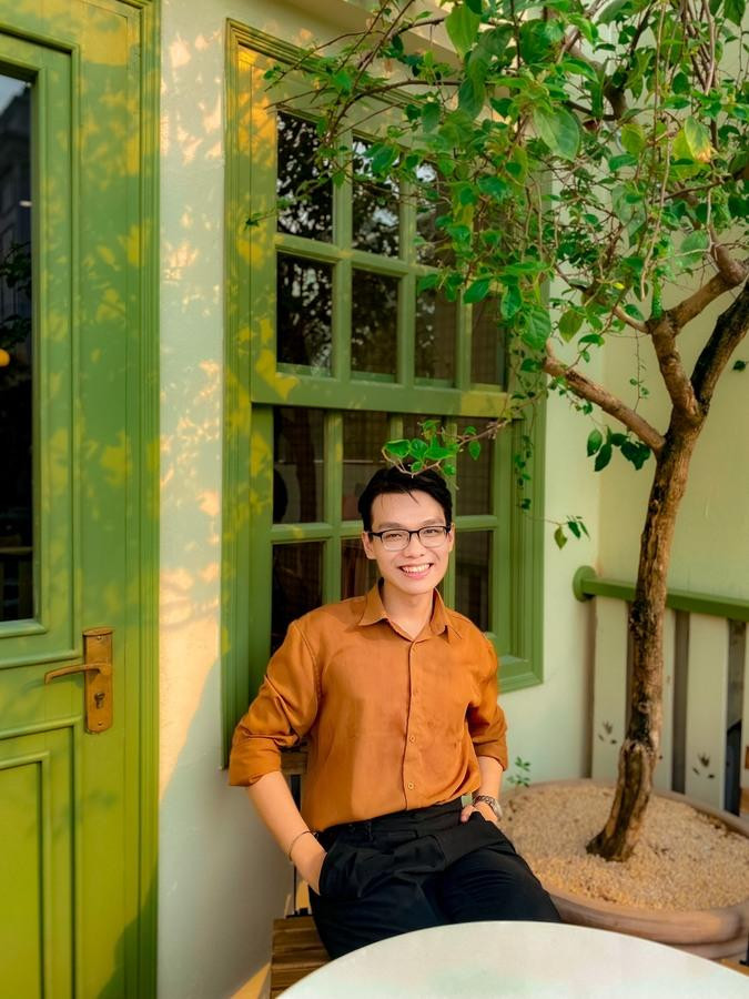 Thời cấp ba, Hoàng Nam thường bị hiểu nhầm bởi tính cách quảng giao, thích kết bạn của mình. Thời cấp ba, Hoàng Nam thường bị hiểu nhầm bởi tính cách quảng giao, thích kết bạn của mình.