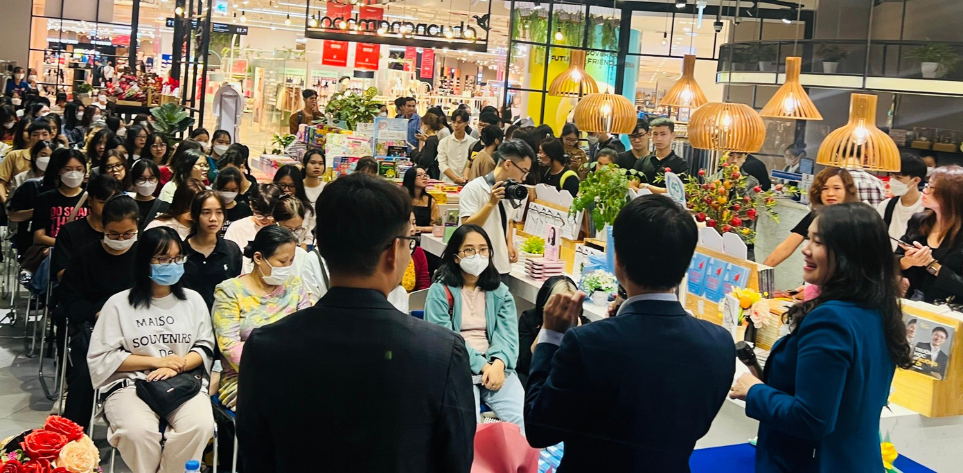 Hàng trăm khán giả đã đến Nhà sách Phương Nam tham dự chương trình. Hàng trăm khán giả đã đến Nhà sách Phương Nam tham dự chương trình.