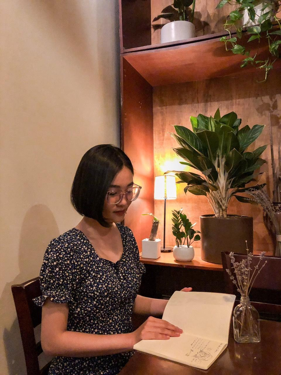 Và ngay khi vừa lên đại học Lan Nhi cũng tìm được công việc dạy thêm tiếng Anh, giúp cô trang trải chi phí sinh hoạt mà không cần xin trợ cấp từ bố mẹ. Và ngay khi vừa lên đại học Lan Nhi cũng tìm được công việc dạy thêm tiếng Anh, giúp cô trang trải chi phí sinh hoạt mà không cần xin trợ cấp từ bố mẹ.