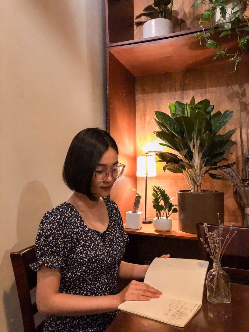 Và ngay khi vừa lên đại học Lan Nhi cũng tìm được công việc dạy thêm tiếng Anh, giúp cô trang trải chi phí sinh hoạt mà không cần xin trợ cấp từ bố mẹ.