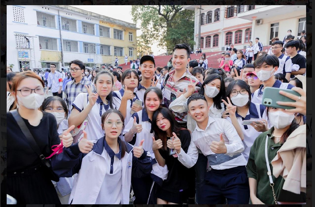 Nhiều bạn sinh viên hào hứng khi thấy diễn viên Phạm Anh Tuấn.
