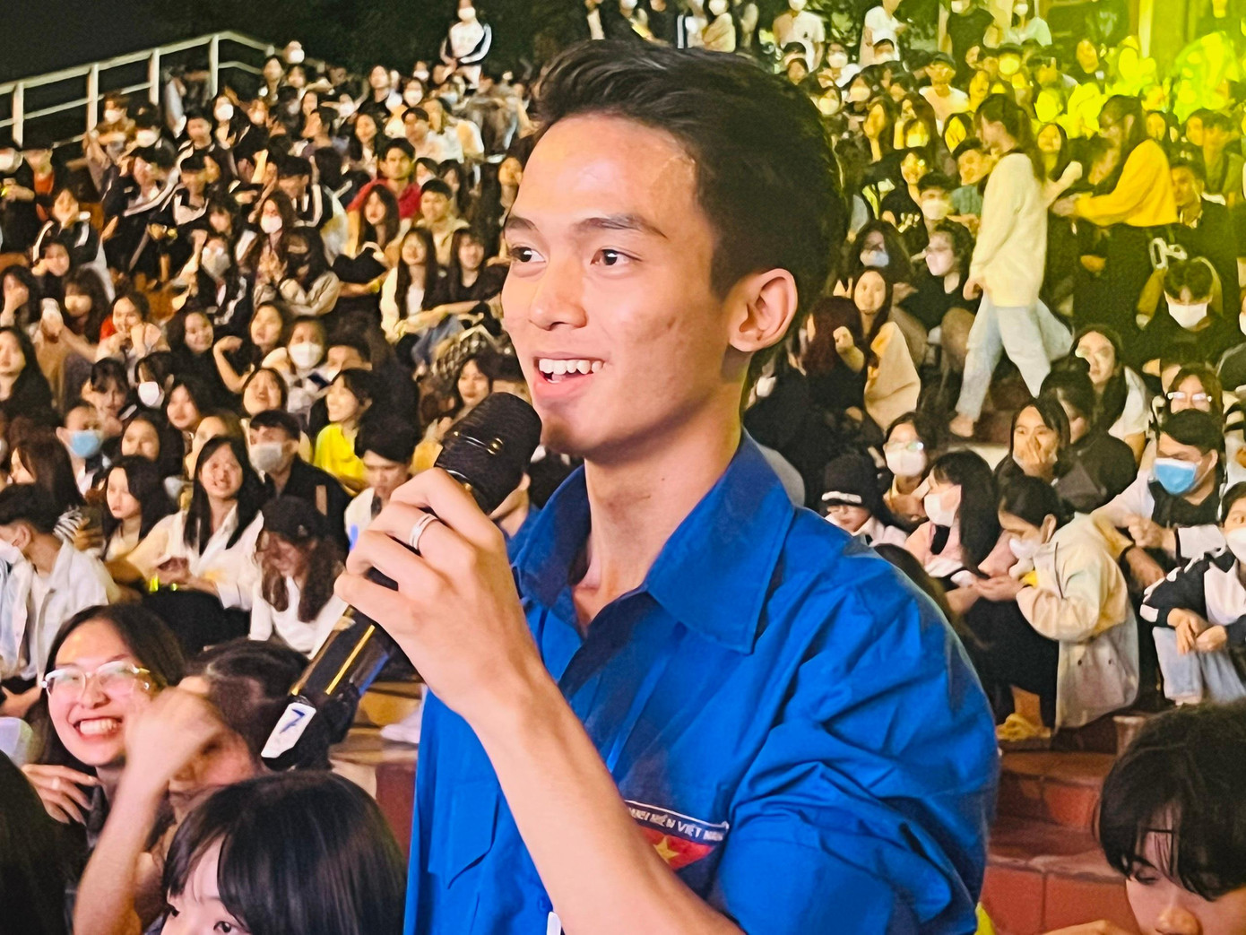 Đông đảo sinh viên hào hứng đặt câu hỏi.