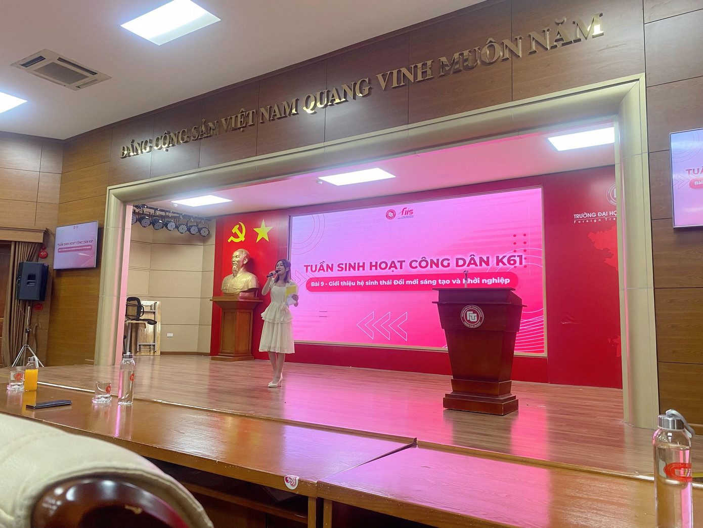 MC trung tâm sáng tạo và ươm tạo Trường Đại học Ngoại thương. MC trung tâm sáng tạo và ươm tạo Trường Đại học Ngoại thương.