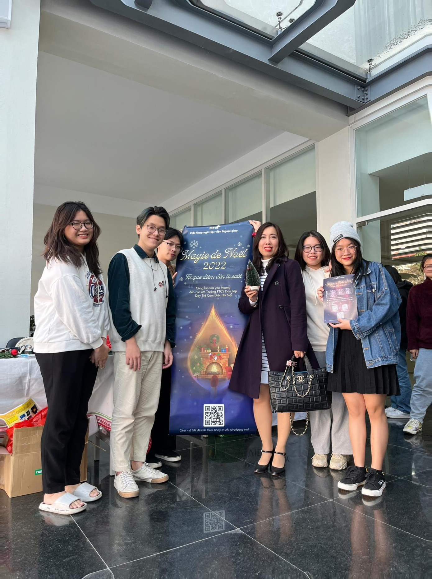 Thứ trưởng Bộ Ngoại giao Lê Thị Thu Hằng ghé thăm booth gây quỹ của Magie de Noël.