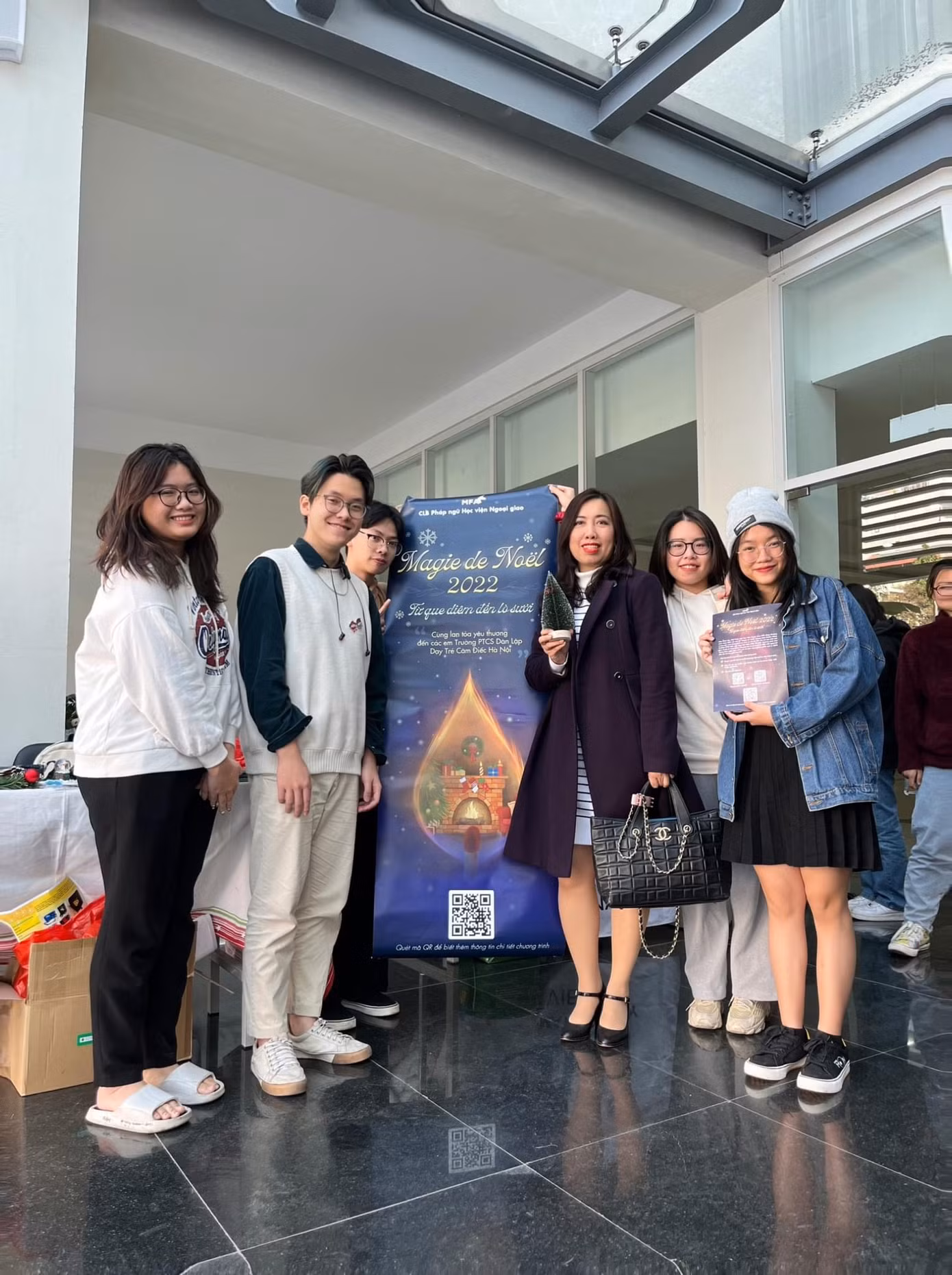 Thứ trưởng Bộ Ngoại giao Lê Thị Thu Hằng ghé thăm booth gây quỹ của Magie de Noël.