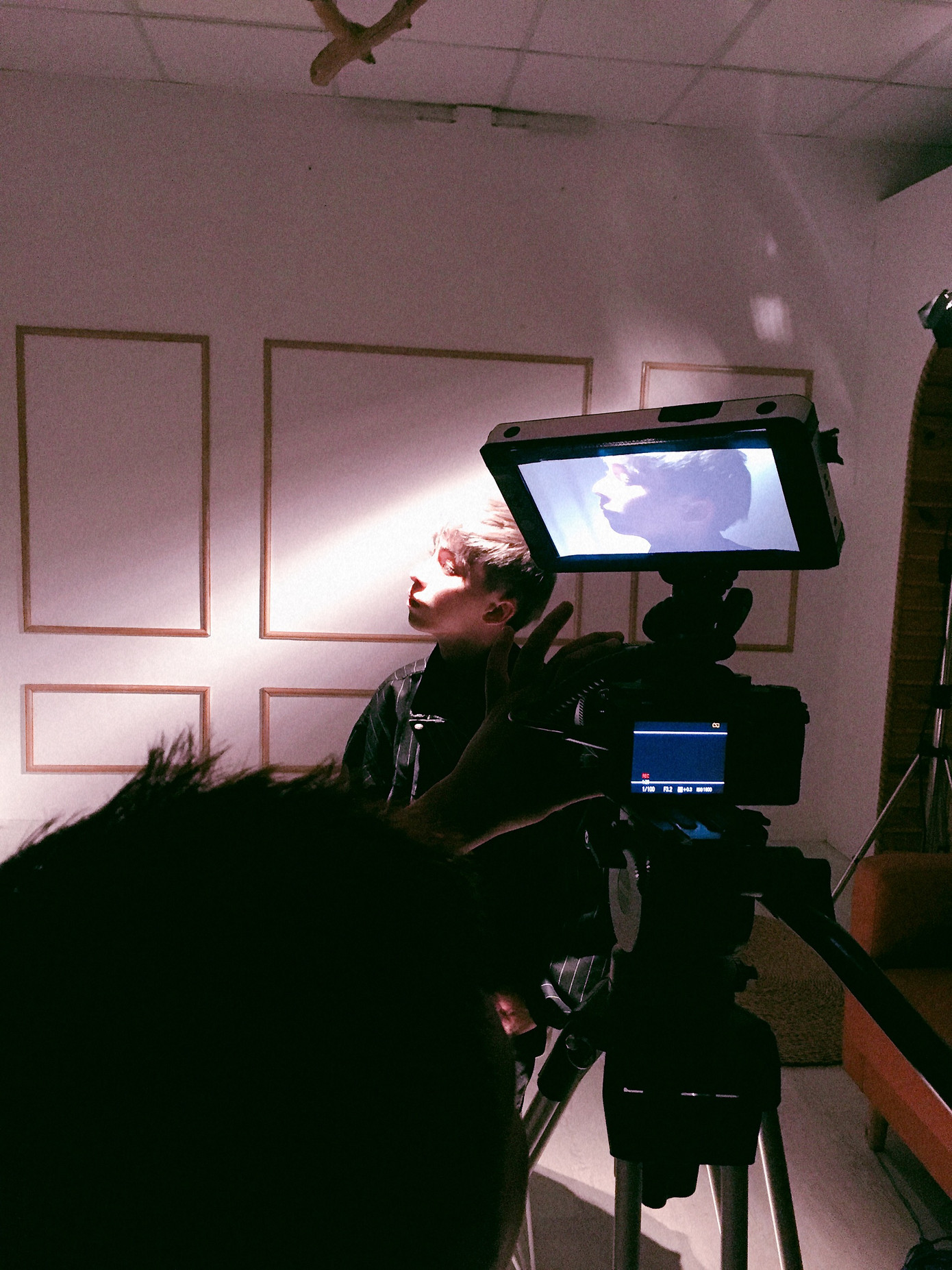 Hậu trường trong một buổi quay hình của Tuấn Tài.