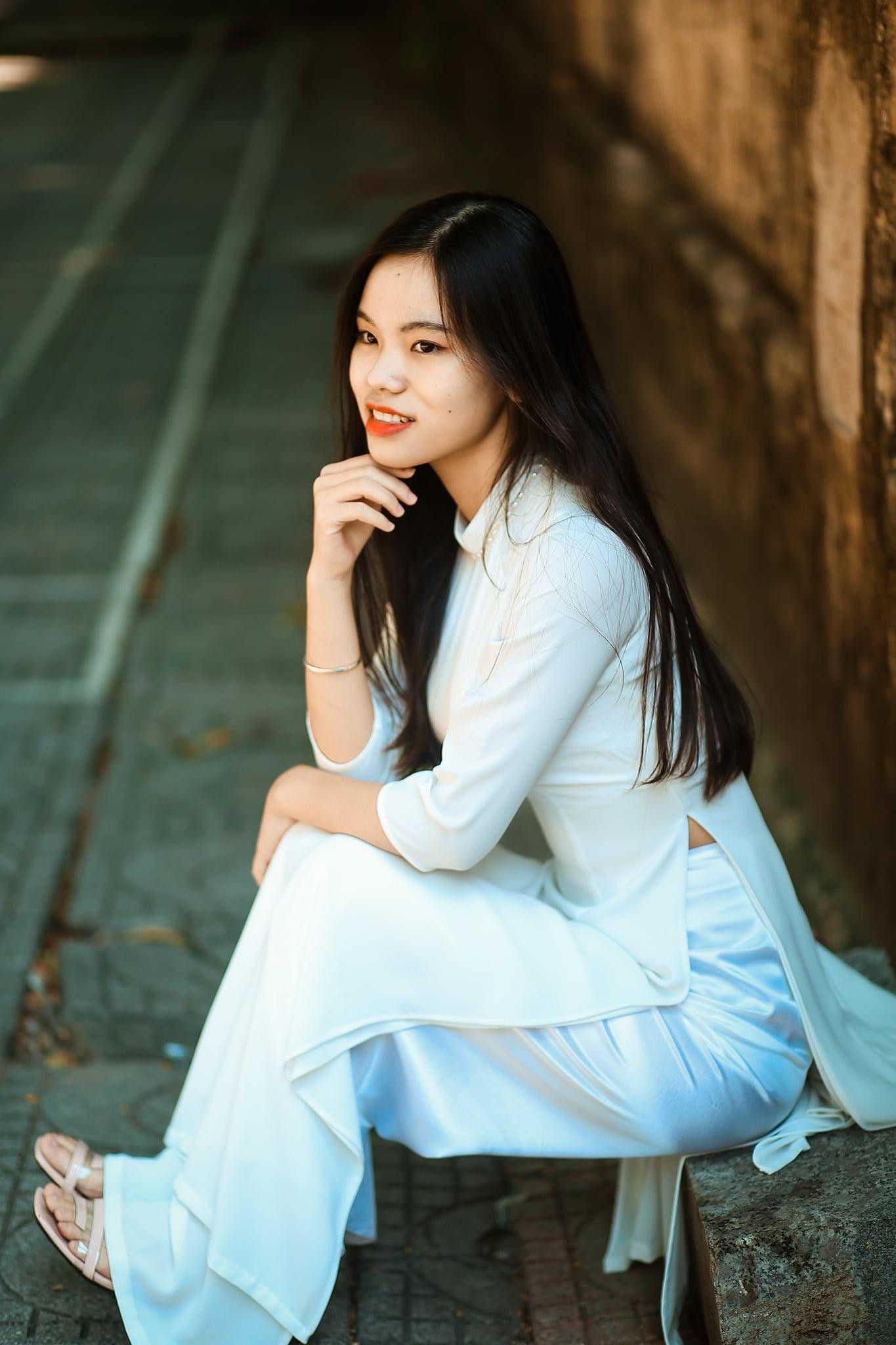 Hồng Ngọc rạng rỡ trong bộ ảnh áo dài kỷ yếu thời sinh viên. Hồng Ngọc rạng rỡ trong bộ ảnh áo dài kỷ yếu thời sinh viên.