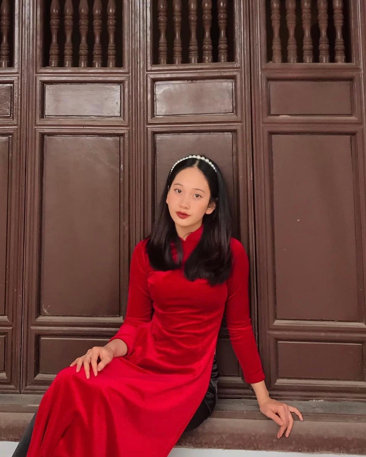 Tú Anh tự nhận xét mình là một người nghiêm túc và khó tính trong công việc. Tú Anh tự nhận xét mình là một người nghiêm túc và khó tính trong công việc.