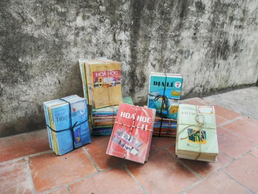 Sách giáo khoa Sinh viên Cát Quế thu gom trong buổi "Đổi giấy lấy cây" năm 2021. Sách giáo khoa Sinh viên Cát Quế thu gom trong buổi "Đổi giấy lấy cây" năm 2021.
