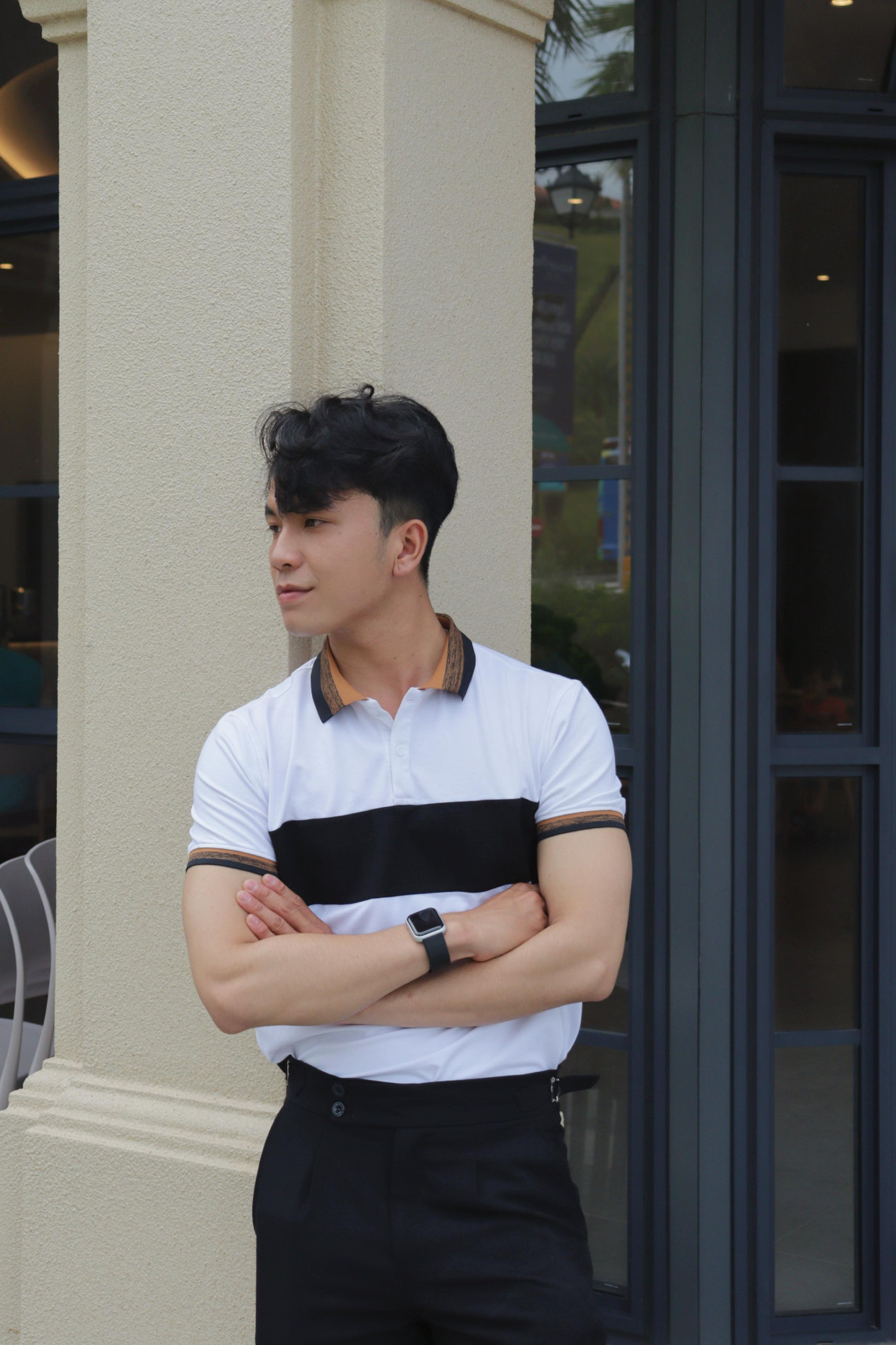 Văn Chung sở hữu gương mặt góc cạnh, điển trai.