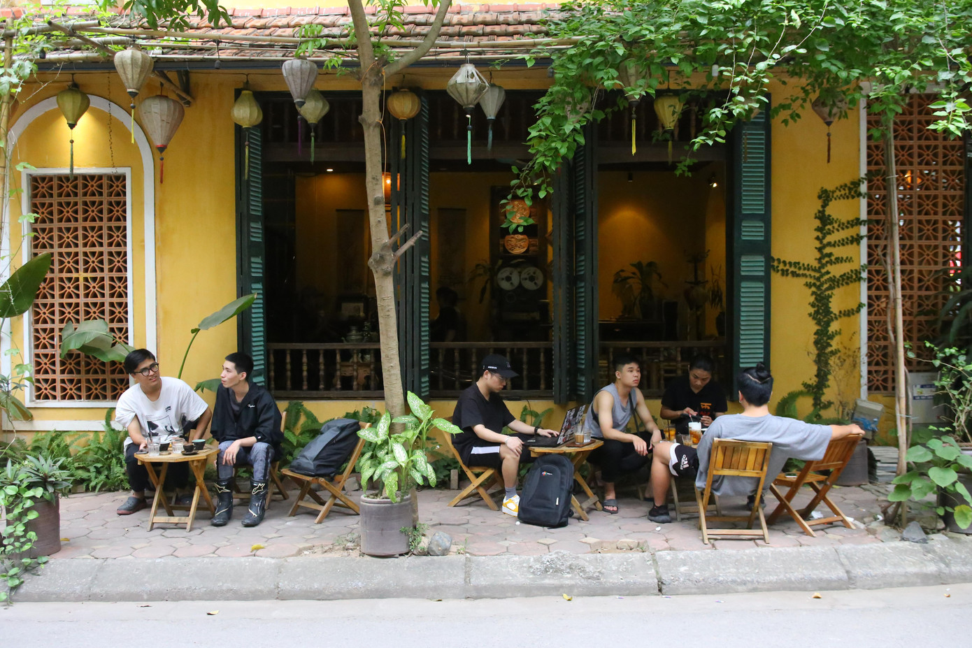 Những quán cà phê luôn là địa điểm lý tưởng cho các bạn trẻ mỗi khi muốn ra khỏi nhà nhưng chưa biết đi đâu.