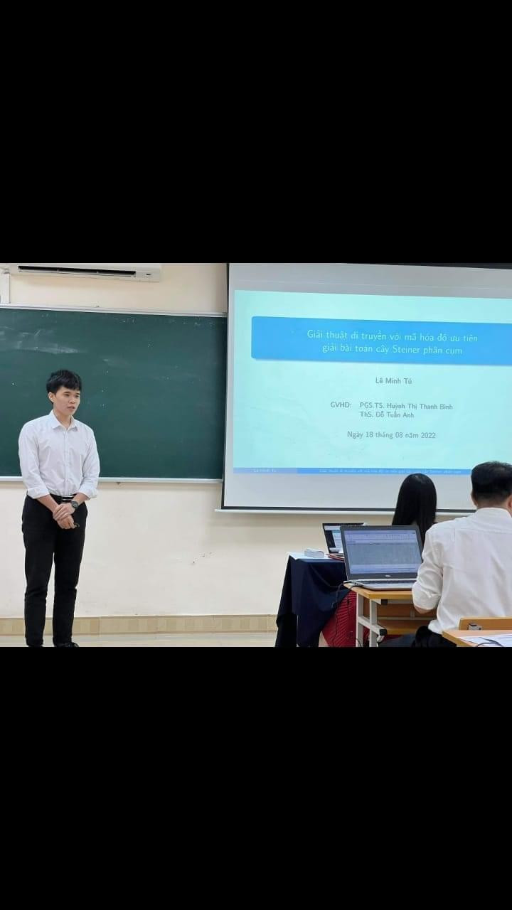 Minh Tú bảo vệ đồ án tốt nghiệp. Minh Tú bảo vệ đồ án tốt nghiệp.