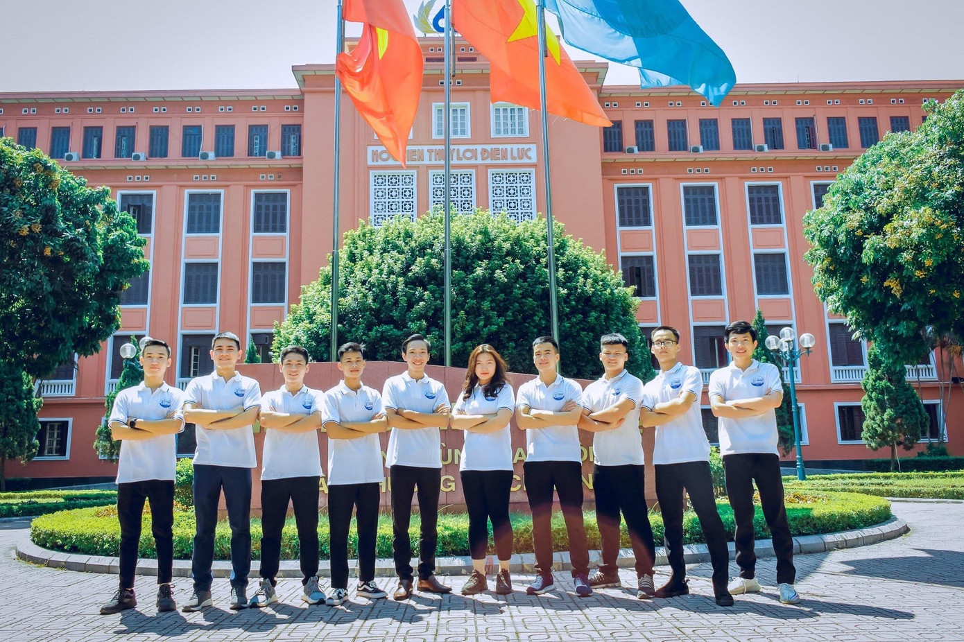 Để bản thân ngày càng tiến bộ hơn, Ngọc Trâm tích cực giao lưu học hỏi cùng anh chị bạn bè trong Khoa, Trường.