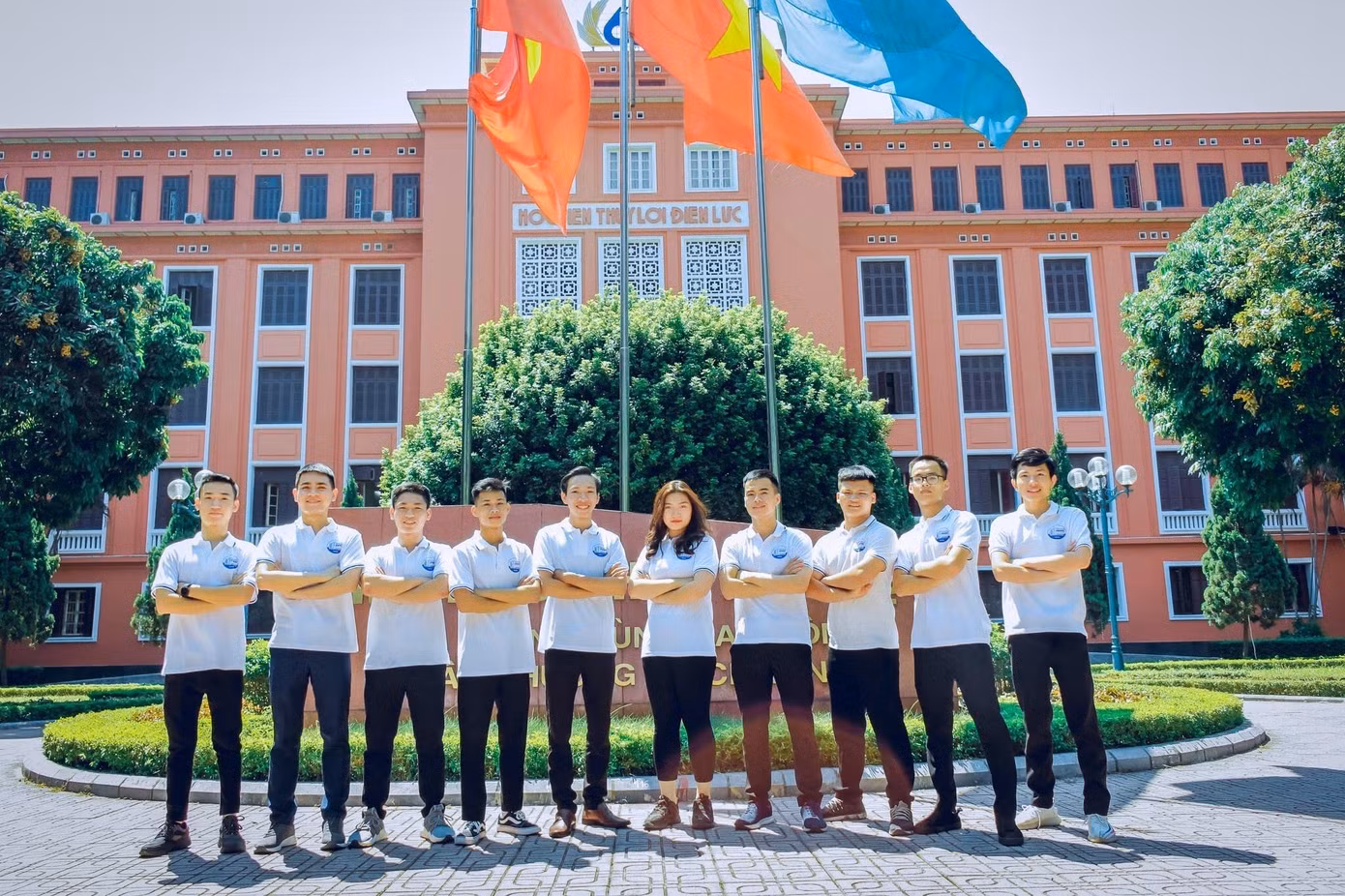 Để bản thân ngày càng tiến bộ hơn, Ngọc Trâm tích cực giao lưu học hỏi cùng anh chị bạn bè trong Khoa, Trường.