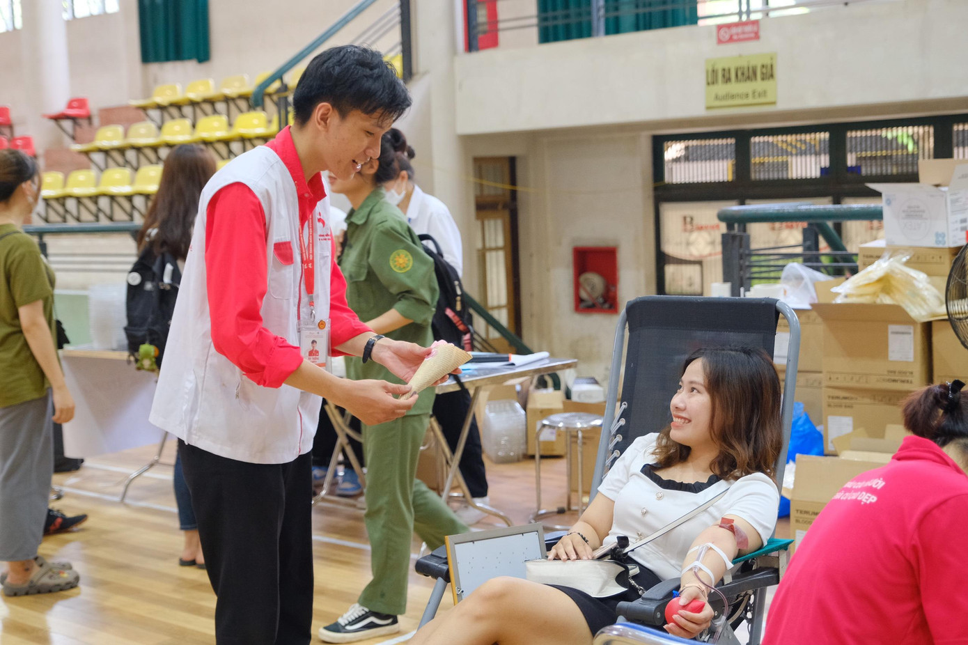 Quỳnh tích cực tham gia hiến máu - hoạt động có ý nghĩa cho cộng đồng xã hội. Quỳnh tích cực tham gia hiến máu - hoạt động có ý nghĩa cho cộng đồng xã hội.