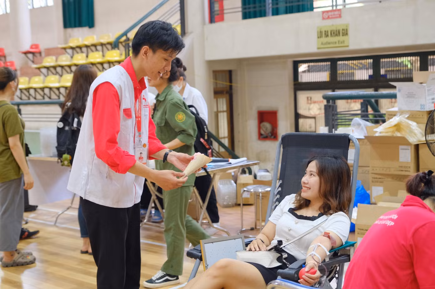 Quỳnh tích cực tham gia hiến máu - hoạt động có ý nghĩa cho cộng đồng xã hội. Quỳnh tích cực tham gia hiến máu - hoạt động có ý nghĩa cho cộng đồng xã hội.