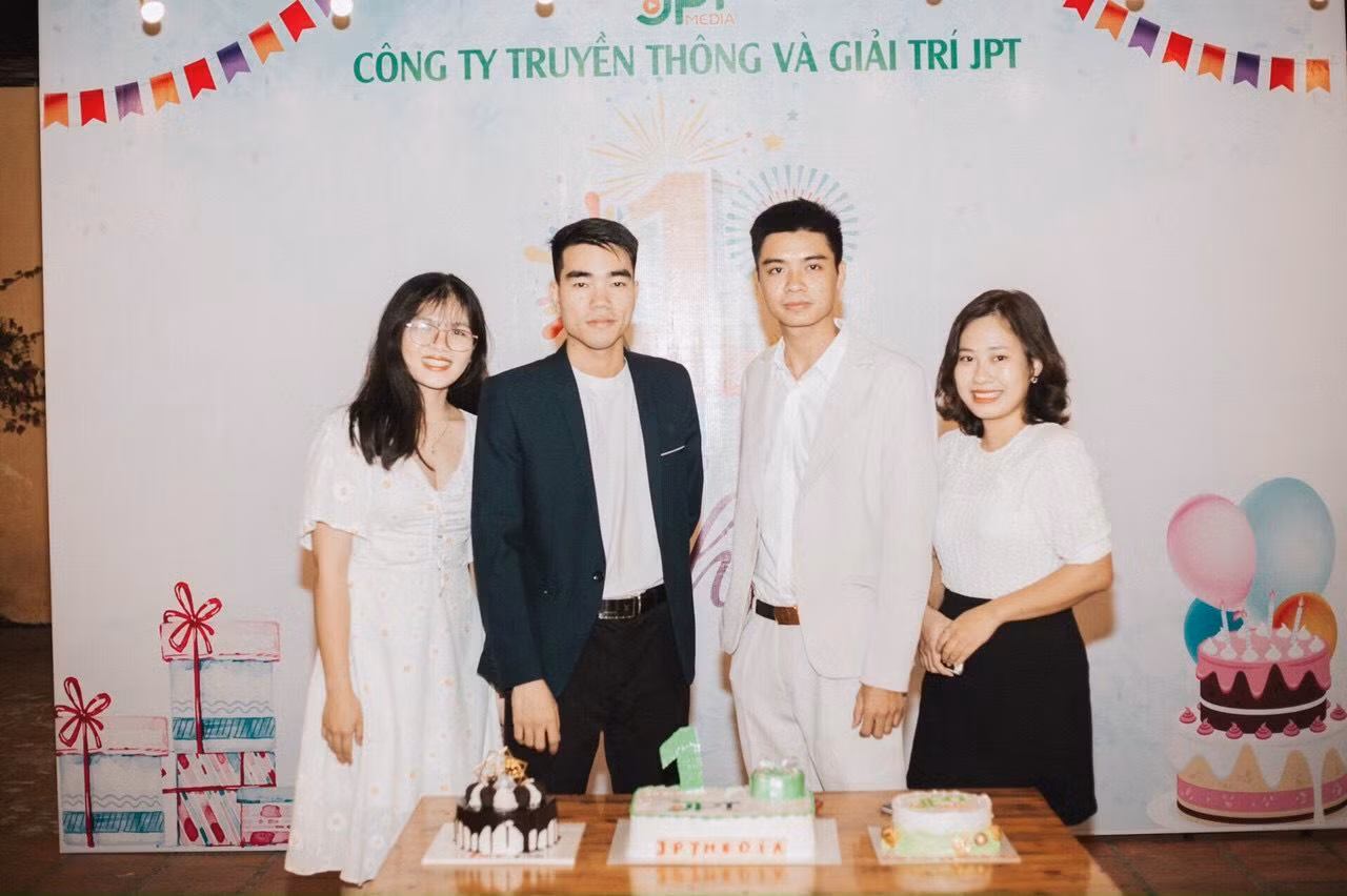 Ở tuổi 22 Quỳnh đã trở thành người đồng sáng lập và giữ vị trí Giám đốc vận hành Công ty Truyền thông và Giải trí JPT. Ở tuổi 22 Quỳnh đã trở thành người đồng sáng lập và giữ vị trí Giám đốc vận hành Công ty Truyền thông và Giải trí JPT.