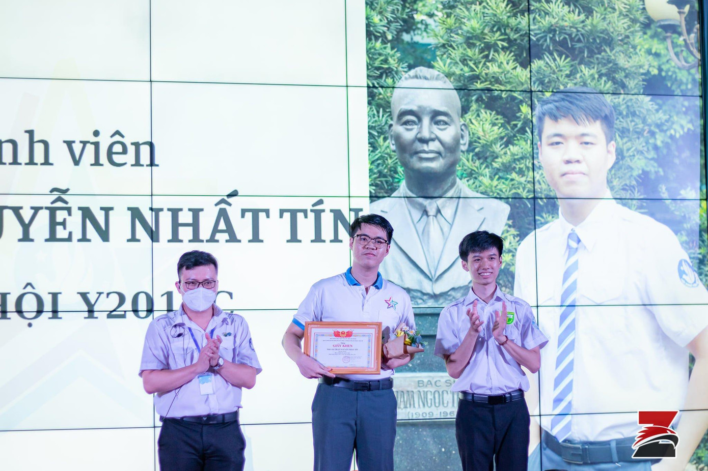 Nhất Tín nhận giấy khen Sinh viên 5 tốt cấp trường. Nhất Tín nhận giấy khen Sinh viên 5 tốt cấp trường.