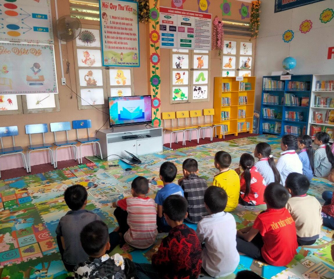 Học sinh tại các trường ở huyện Hoàng Su Phì (Hà Giang) với kênh CBDS.